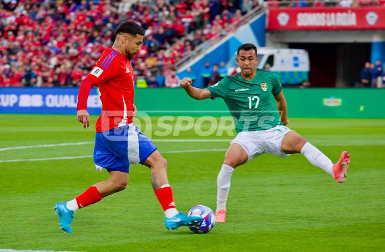 Fernández (dcha.) en la histórica victoria ante Chile (1-2). Foto: Joel Justiniano C.