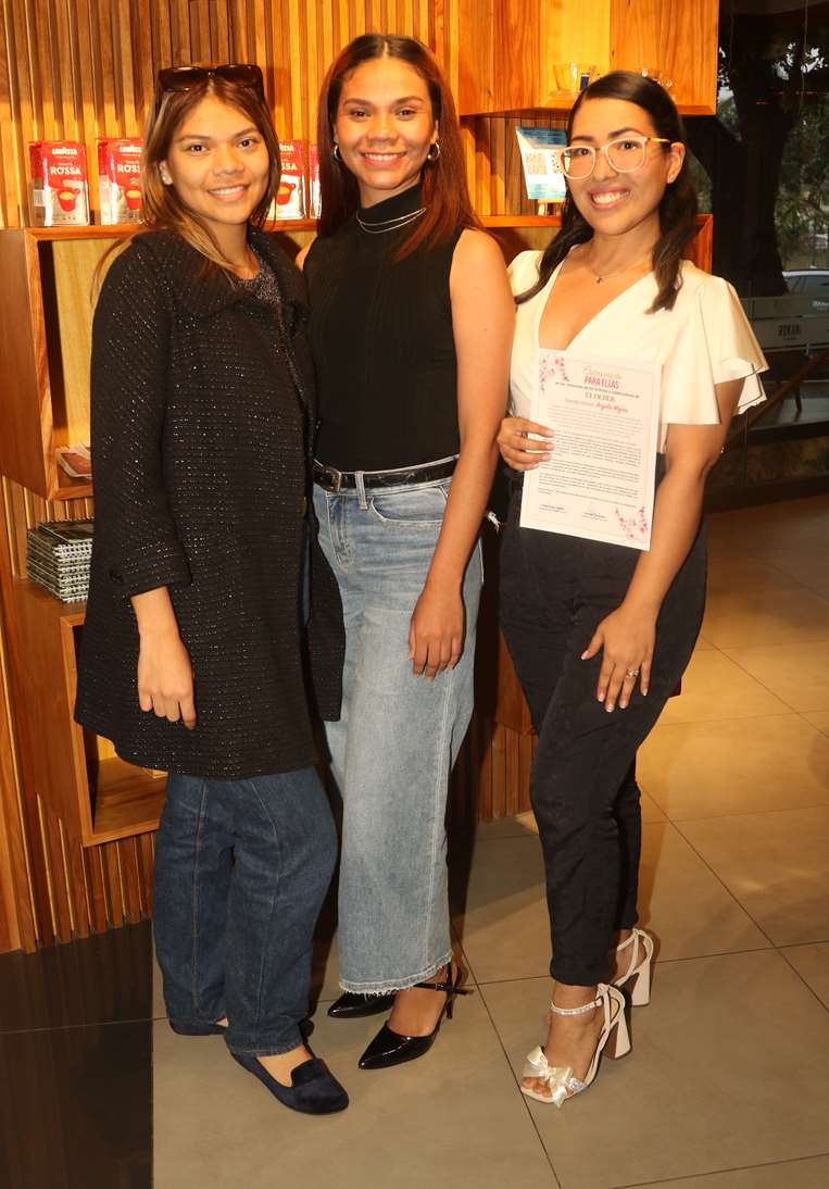  Las hermanas Cristina y Rossy Siles junto a Ángela Mojica realizaron varios cursos