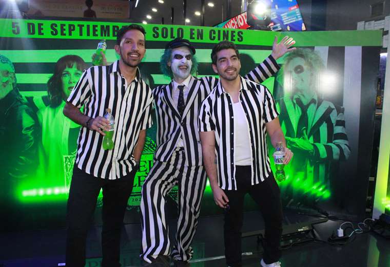 Los invitados posaron con Beetlejuice