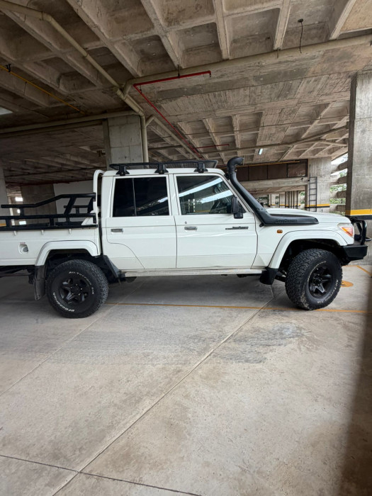 VENDO TOYOTA LAND CRUISER 2015 4x4 DOBLE CABINA - image 2