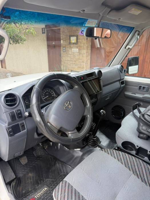 VENDO TOYOTA LAND CRUISER 2015 4x4 DOBLE CABINA - image 4