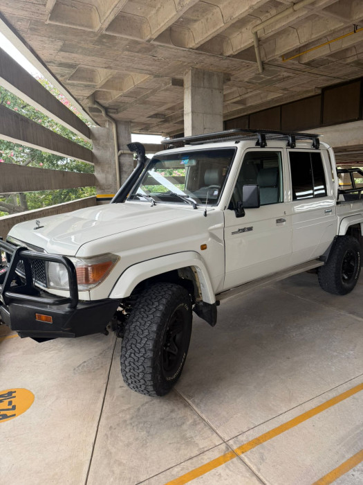 TOYOTA LAND CRUISER 79 PICKUP DOBLE CABINA4x4 2015